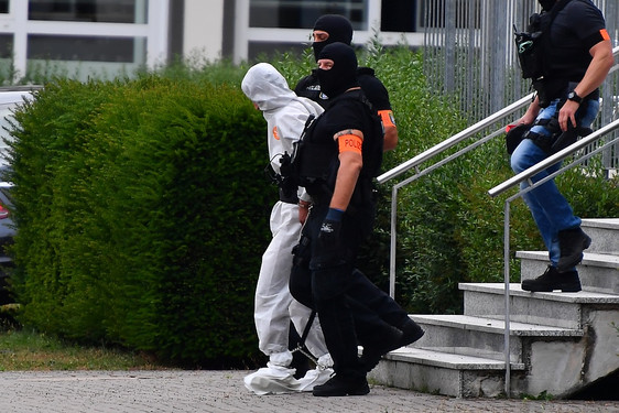 Polizisten führen Ali B. am Sonntagabend in Wiesbaden zum Hubschrauber, der ihn ins Gefängnis nach Preungesheim in die dortige JVA flog. Der Mörder von Susanna trägt einen Spurenanzug, weil seine Kleidung sichergestellt wurde.