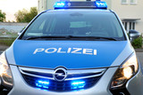 In der Äppelallee in Wiesbaden-Biebirch kam es am Montagabend zu einem Raub auf einen Getränkemarkt, bei dem eine Mitarbeiterin mit einem Messer bedroht wurde und der Täter Bargeld erbeutete.