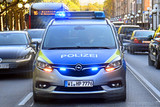 Ein Mann entblößt sich am Donnerstagmittag vor Autofahrenden in Wiesbaden.