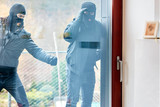 Einbrecher die sich am Mittwochabend an einem Fester einer Wohnung in Wiesbaden zu schaffen machen, wurden von dem Hund des Mieters verscheucht.