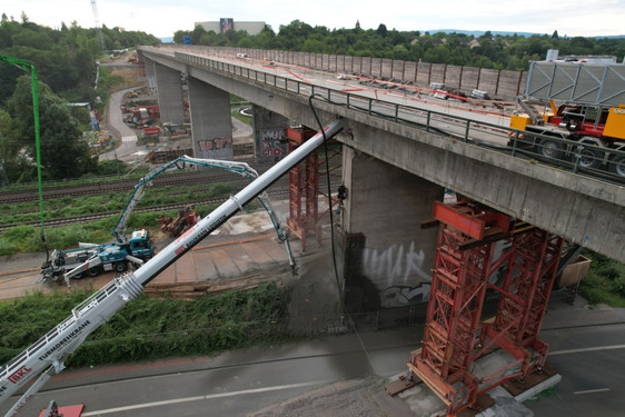 Sicherungsmaßnahmen an der  Salzbachtalbrücke / A66 sind abgeschlossen. Arbeiten am gesperrten Bauwerk vor Wiederaufnahme. Vorbereitende Maßnahmen zur Sprengung.