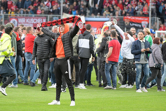 Der SV Wehen Wiesbaden feierte den Aufstieg in die 2. Fußballbundesliga auf dem Rathausbalkon und später in der BRITA-Arena mit den Fans.