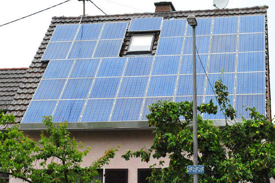 Künftig gibt es im Wiesbadener Hallen- und Freibad Kleinfeldchen Strom aus eigener Herstellung. mattiaqua und ESWE Versorgung haben diese Woche eine Photovoltaikanlage auf dem Dach des Bads in Betrieb genommen.