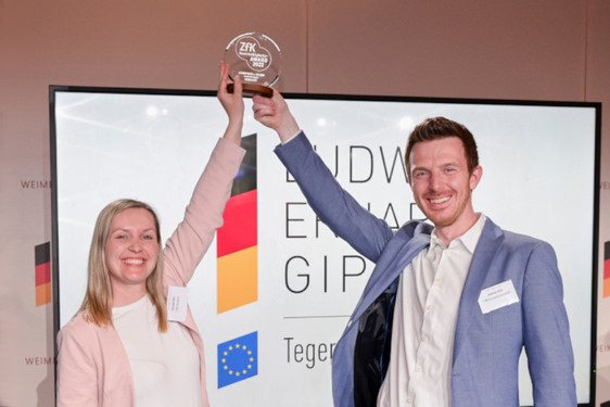Michelle Weis und Johannes Kraft (Abteilung Kundenlösung) nehmen den NachhaltigkeitsAWARD für ESWE Wiesbaden beim Ludwig-Erhard-Gipfel entgegen.