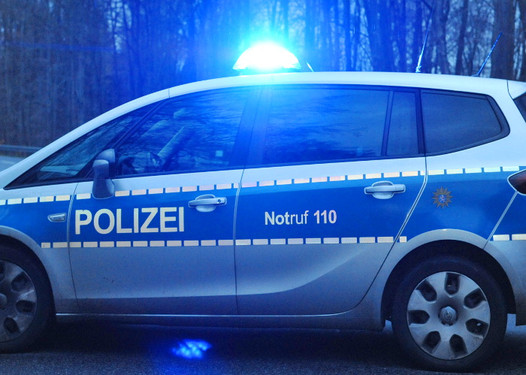 Die Polizei sucht einen Autofahrer der am Montagabend eine Frau in Wiesbaden angefahren und anschließend geflüchtet ist. Zeugen und Hinweisgeber sollen sich bei den Polizeibeamten melden.