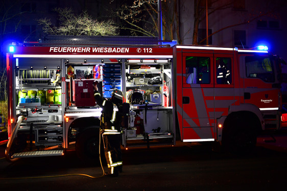 Mehrere Mülltonnenbrände beschäftigen in der Nacht zum Samstag die Wiesbadener Feuerwehr und Polizei in der Innenstadt sowie in Kostheim. Der Brandstifter wird von der Polizei gesucht.
