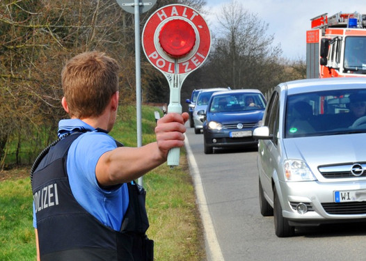Polizei kontrolliert Verkehrsteilnehmer in Wiesbaden