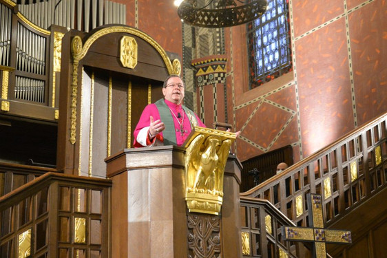 Bischof Bätzing bei der Predigt