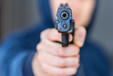 Am frühen Mittwochmorgen bedrohte ein Unbekannter in Wiesbaden zwei Personen mit einer Faustfeuerwaffe und forderte die Herausgabe der mitgeführten Handtasche.