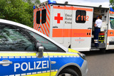 Motorrollerfahrer nach Kollision mit einem Auto am Dienstagabend in Wiesbaden schwer verletzt. Rettungskräfte versorgen den Mann.