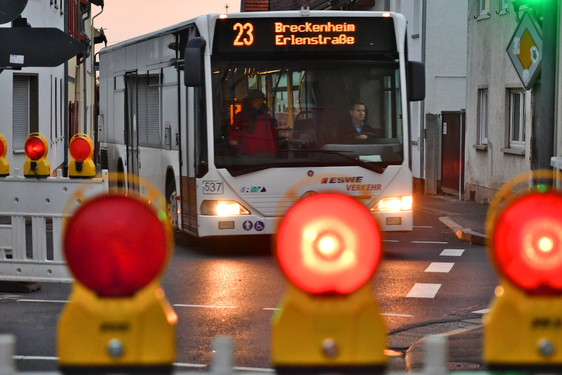 Busse fahren in Wiesbaden-Igstadt eine Umleitung.