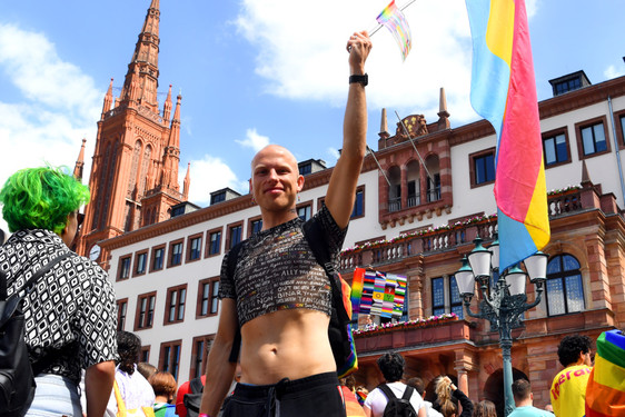 Das Wiesbadener Rathaus begeht den Internationalen Tag gegen Homophobie und Transphobie am Mittwoch, 17. Mai, mit der Hissung der Regenbogenflaggen der Eröffnung der Ausstellung "diversity“.