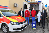 ECMO Fahrzeug Rettungsteam (v.l.n.r) Rettungssanitäter, Dr. Ralf Schneider, Dr. Moritz Unglaube und Prof. Dr. Grietje Beck mit dem mobilen ECMO-Gerät