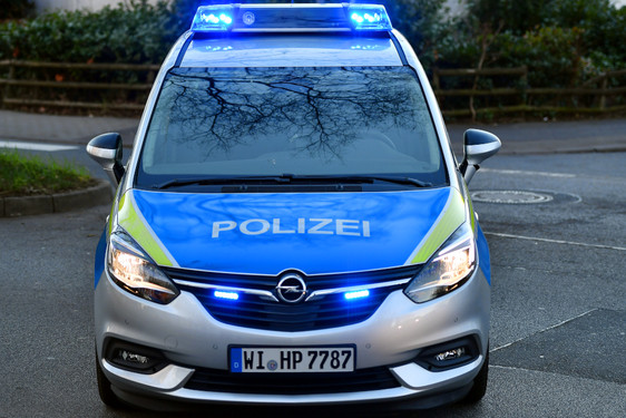 22-jähriger Mann wird am Sonntagmorgen in Wiesbaden geschlagen und anschließend beraubt. Die Polizei konnte die Täter festnehmen.