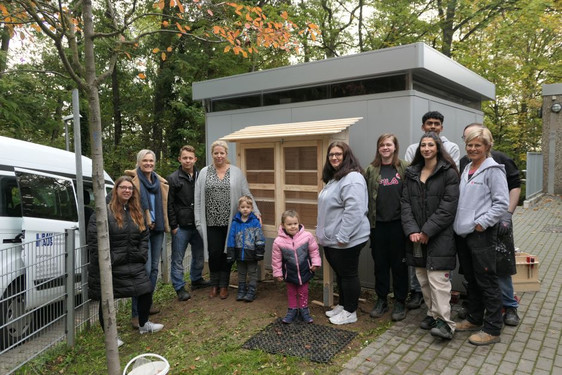Anfang Oktober gab es in der städtischen Kita im Wiesbadener Schelmengraben rege Bautätigkeit. Kinder, Mitarbeitende und Eltern betätigten sich als Baumeister für ein Insektenhotel.