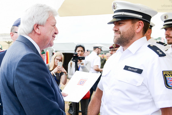 Der Hessische Ministerpräsident mit Polizeioberkommissar Andreas Bauhof