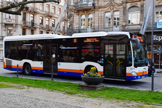 Mit dem ESWE-Bus zum Kranzplatzfest in die Wiesbadener Innenstadt an dem langen Wochenende.