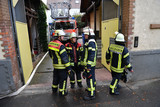 Ausgedehnter Zimmerbrand in Dachgeschosswohnung in Wiesbaden-Erbenheim. Die Feuerwehrkräfte löschen die Flammen.