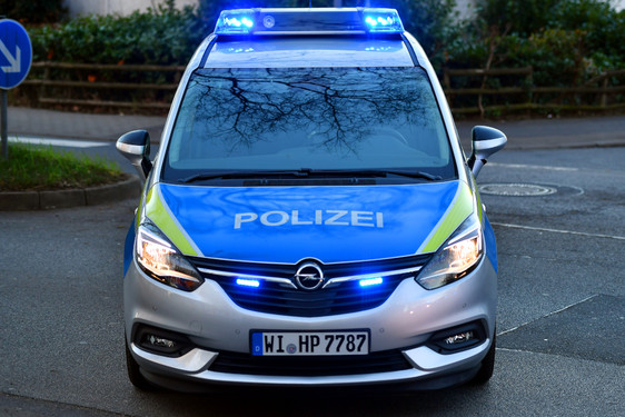 In Wiesbaden-Nordenstadt beleidigten am Donnerstag zwei junge Männer eine Frau, bevor sie auf ihren Ehepartner einschlugen.