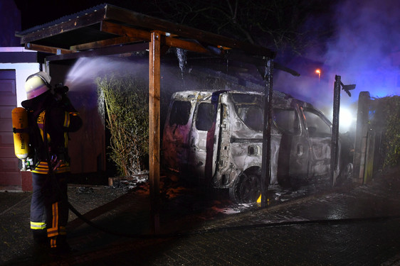 Auto samt Carport standen in der Nacht zum Freitag in Wiesbaden-Breckenheim in Flammen. Die Feuer löschten den Brand.