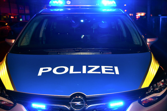 Mehrere Autos zwischen Donnerstag und Samstag in Wiesbaden aufgebrochen und Lenkräder sowie Bordsystem gestohlen.