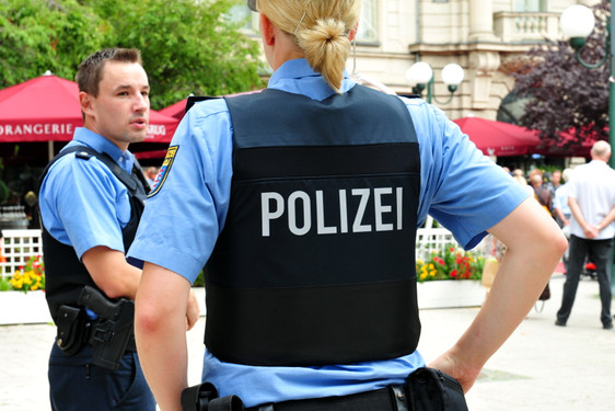 Uneinsichtig wegen Maskenpflicht. Sicherheitsmitarbeiter wird von Kunden in einem Bekleidungsgeschäft in Wiesbaden angegriffen.