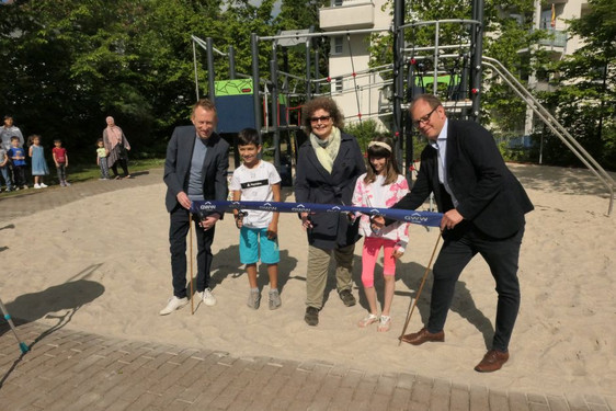 Der „Hufeisenspielplatz“ am Gräselberg in Wiesbaden-Biebrich wurde eröffnet. Der Platz ist ausdrücklich für alle Kinder im Stadtteil gedacht.