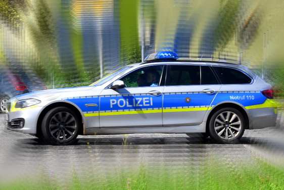 Illegales Straßenrennen durch Wiesbaden. Die Polizei sucht Zeugen.