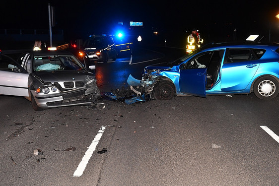 Vorfahrtsmissachtung führt zu heftigem Crash mit drei Autos  bei Wallau. Drei Fahrzeuginsassen werden verletzt. Rettungskräfte kümmern sich in die Personen.