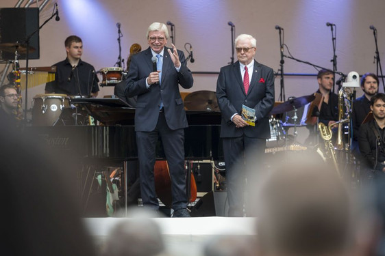 Ministerpräsident Volker Bouffier begrüßte das Publikum gemeinsam mit dem Intendanten des Rheingau Musik Festivals, Michael Herrmann, zum Jubiläumskonzert 75 Jahre Hessen mit Max Mutzke und dem Landes Jugend Jazz Orchester.