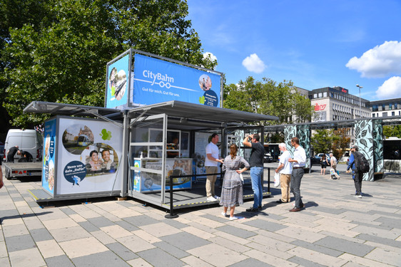 Die CityBahn-DialogBox soll Bürgerinnen und Bürger über das Projekt CityBahn informieren. Aktuell steht sie am Wiesbadener Hauptbahnhof. Dort wurde sie am Mittwoch von Wiesbadens Oberbürgermeister wiedereröffnet.