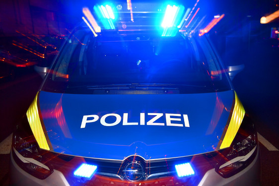 Wilde Schlägerei zwischen mehreren Personen am Donnerstagabend in Wiesbaden. Die Polizei musste zwei Beteiligte festnehmen.