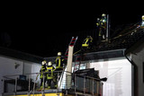 Dachstuhlbrand eines Einfamilienhauses am Samstagabend in Wiesbaden-Dotzheim. Die Feuerwehr war rund viereinhalb Stunden mit dem Löscharbeiten beschäftigt.