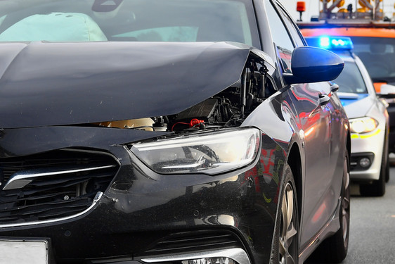 Am Freitagnachmittag kollidierte ein Auto mit einem Lkw in Wiesbaden. Dabei wurden drei Person verletzt. Polizei und Rettungssanitäter waren im Einsatz.