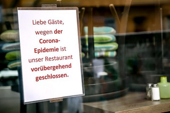 Wegen Corona geschlossen: Restaurants, Gaststätten und Hotels sind seit Wochen zu. Die Beschäftigten haben nun mit enormen Lohneinbußen zu kämpfen, warnt die Gewerkschaft NGG.