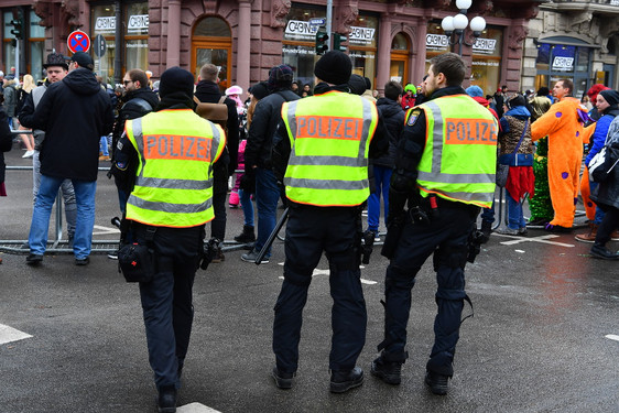 Ordnungsamt und Landespolizei sorgen an Fastnacht für Sicherheit in Wiesbaden.