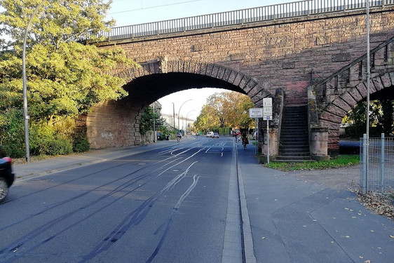 Die vorher nacher Fotos zeigen die Maßnahmen zum Radweg in der Biebricher Straße.