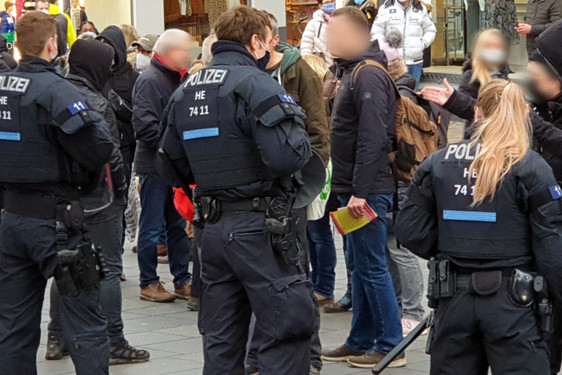 Versammlung von Gegnern der Corona-Maßnahmen am Montag auf dem Dern' schen Gelände in Wiesbaden. Die Polizei beendete die unangemeldete Versammlung.