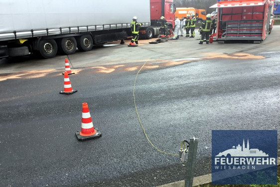 Aufgerissener Dieseltank eines Lkws wurde auf dem Rastplatz Medenbach abgepumpt