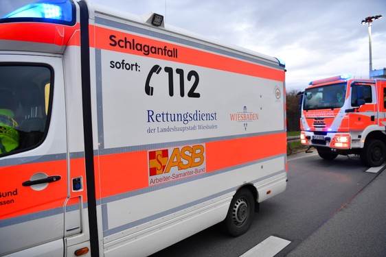 Reizstoff in Wohnblock in Mainz-Kastel versprüht. Feuerwehr und Rettungsdienst im Einsatz. Fünf Personen verletzt. Die Polizei ermittelt.