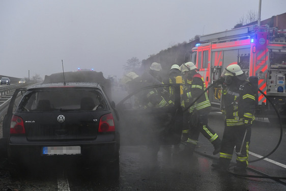 Nach Auffahrunfall ging ein VW Polo auf der A3 kurz vor dem Wiesbadener Kreuz in Flammen auf. Feuerwehr und Rettungskräfte im Einsatz.