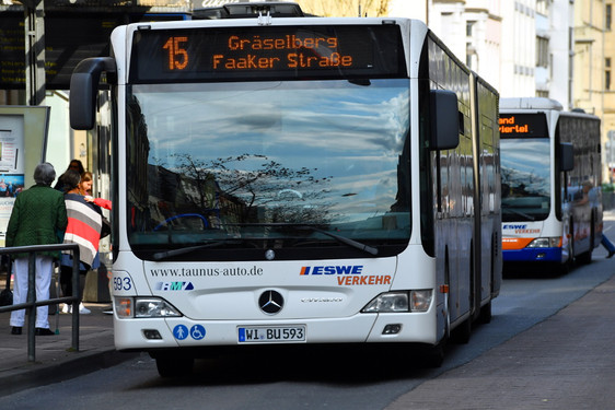 Kinder und Jugendliche können den Wiesbadener Busverkehr in den Sommerferien kostenfrei nutzen.