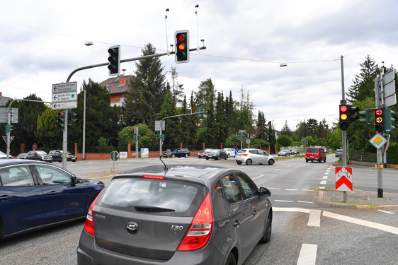 In einem bundesweiten Referenzprojekt digitalisiert Wiesbaden derzeit die Verkehrssteuerung der Stadt. Damit soll der Straßenverkehr zukünftig effizienter und besser werden.