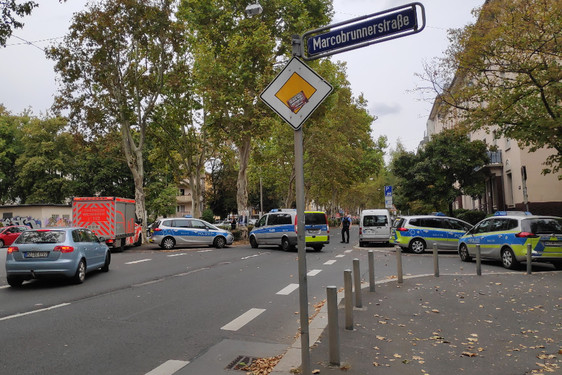 Großer Polizeieinsatz in der Oestricher Straße in Wiesbaden, nachdem ein Mann einen Nachbarn in einem Mehrfamilienhaus mit einer Waffe bedrohte. Straßen wurden gesperrt. Der Mann 3 Stunden später festgenommen.