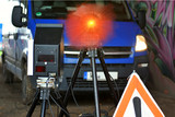 Polizei kontrolliert mit mobilen Blitzern die Geschwindigkeit der Autofahrer.
