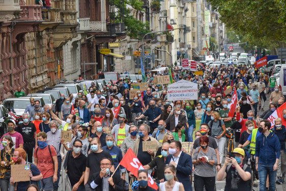 Am Samstag haben Bürgerinnen und Bürger in Wiesbaden für den Bau der CityBahn demonstriert.