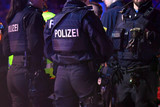 Am Freitagabend führte die Wiesbadener Polizei wieder gemeinsam mit Kräften der Stadtpolizei sowie der Hessischen Bereitschaftspolizei Kontrollen im Rahmen des Konzeptes "Sicheres Wiesbaden" durch. Es wurden 14 Personen kontrolliert.