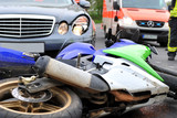 Motorradfahrer bei Unfall mit einem Auto am Dienstag in Wiesbaden-Dotzheim verletzt. Rettungskräfte versorgten den jungen Mann.