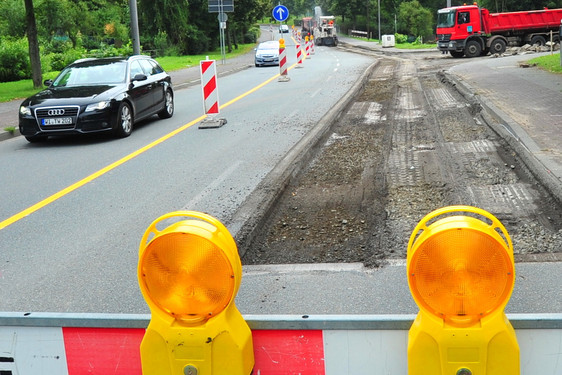 Bauarbeiten: Fernwärmeleitung werden entlang des Konrad-Adenauer-Ring in Wiesbaden verlegt. Es wird zu Verkehrseinschränkungen kommen.