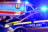Blutende Frau sitzt auf Gehweg in Wiesbaden-Biebrich aufgefunden.